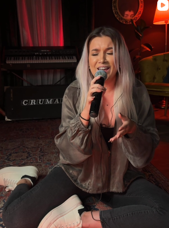 iLo singing during an intimate session